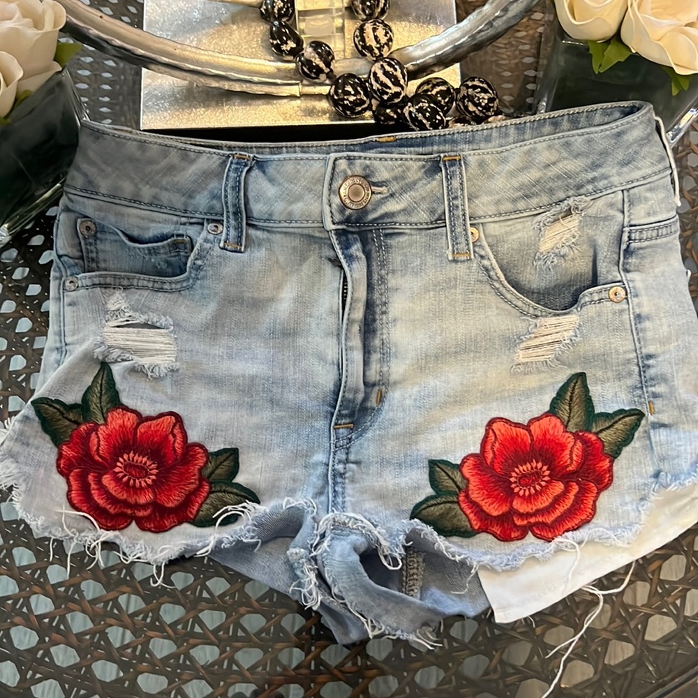 AMERICAN EAGLE Hi Rise Shortie super stretch embroidered shorts Sz 8 worn 1x!